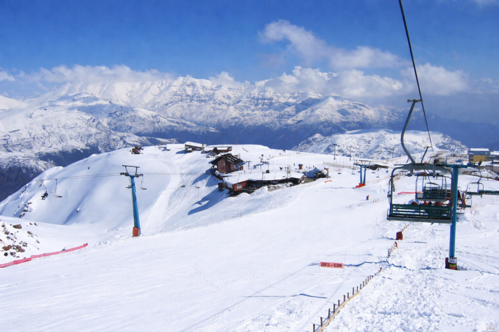 Pistas de esqui e teleférico em estação de neve na Cordilheira dos Andes, Chile