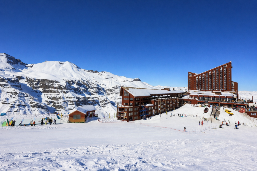 Resort de Valle Nevado na Cordilheira dos Andes com pistas de esqui cobertas de neve no Chile